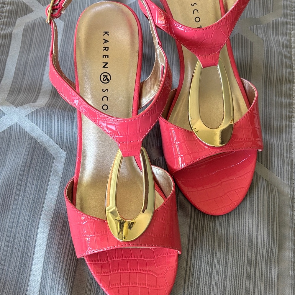 Karen Scott Peach and Gold T-Strap Sandals